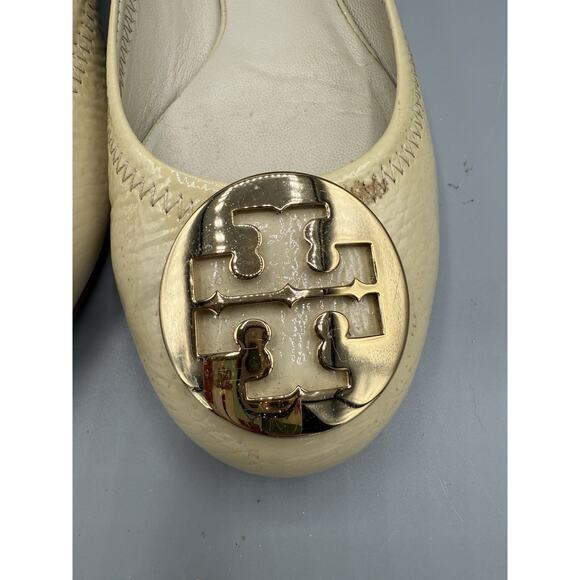 Tory Burch Reva Ballet Flats Ivory Patent Leather Gold Logo Womens 7 - Picture 5 of 6